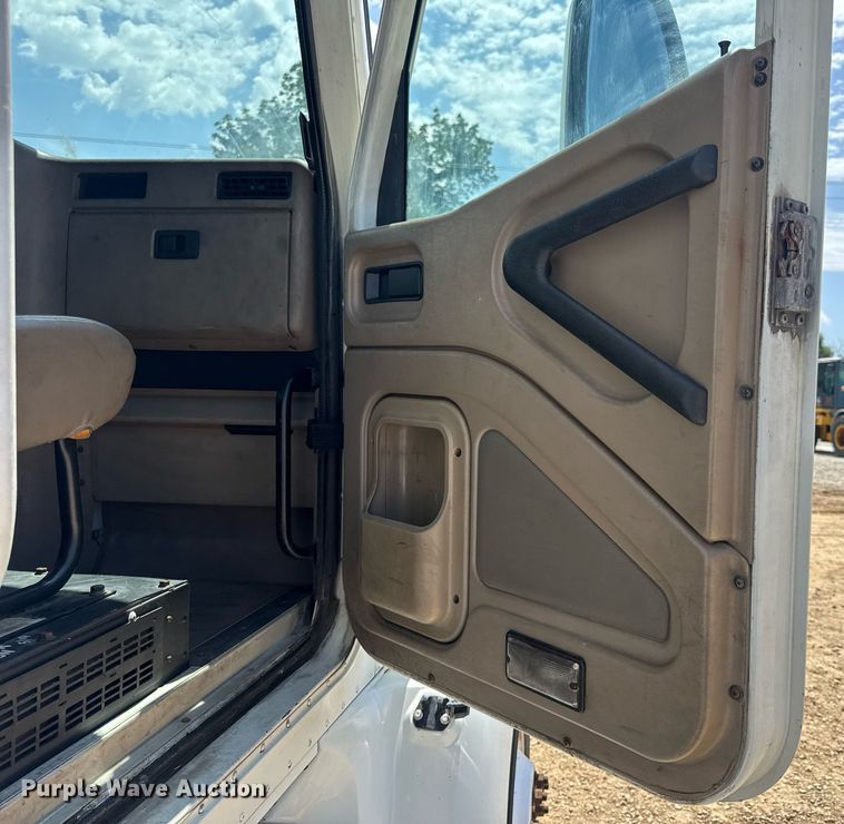 image for item DV4218 2007 International 9200i semi truck