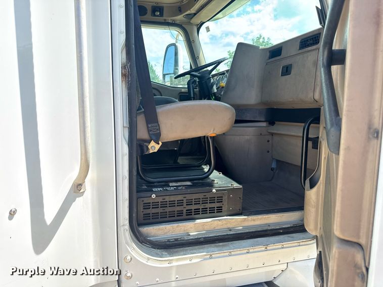 image for item DV4218 2007 International 9200i semi truck