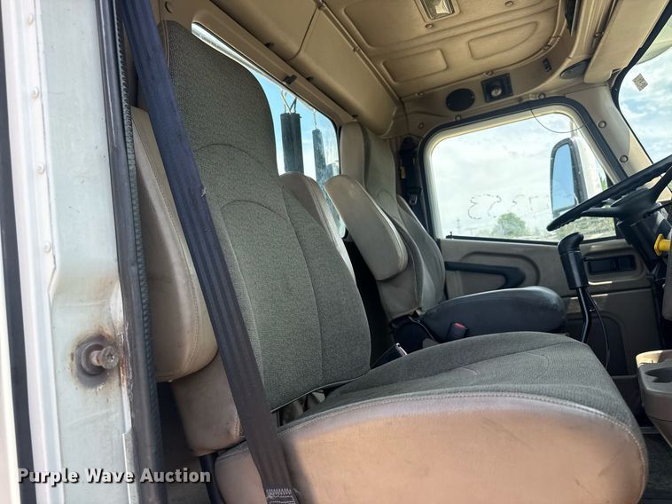 image for item DV4218 2007 International 9200i semi truck