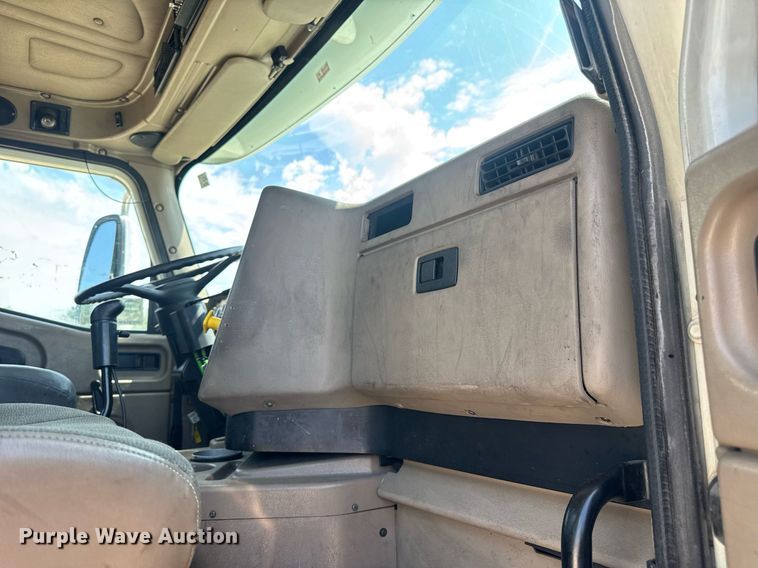 image for item DV4218 2007 International 9200i semi truck