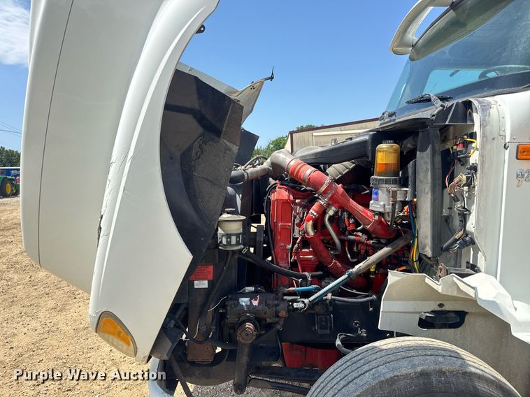 image for item DV4218 2007 International 9200i semi truck