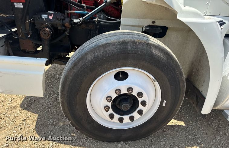 image for item DV4218 2007 International 9200i semi truck