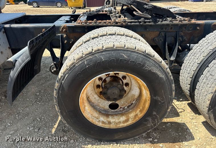 image for item DV4218 2007 International 9200i semi truck