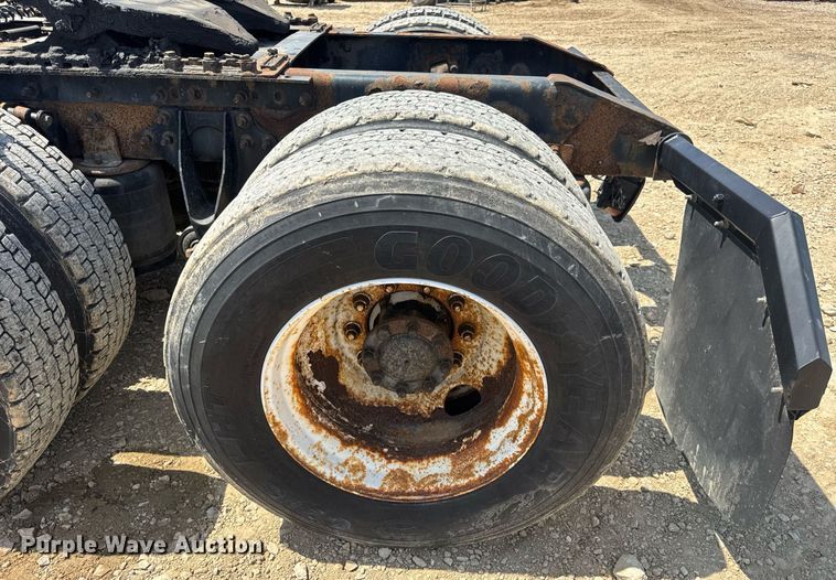 image for item DV4218 2007 International 9200i semi truck