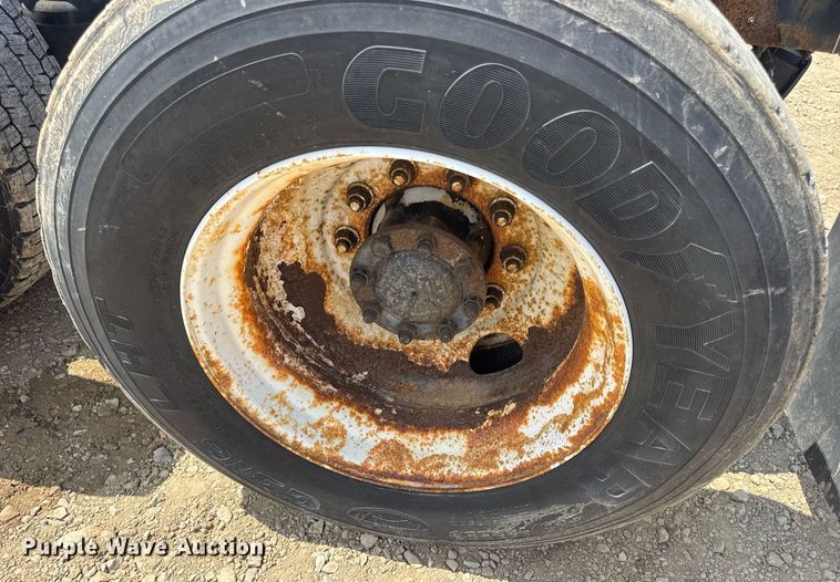 image for item DV4218 2007 International 9200i semi truck