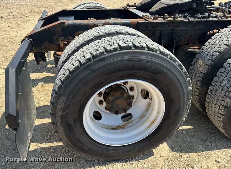 image for item DV4218 2007 International 9200i semi truck