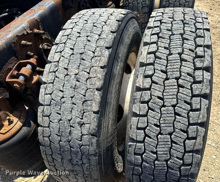 image for item DV4218 2007 International 9200i semi truck