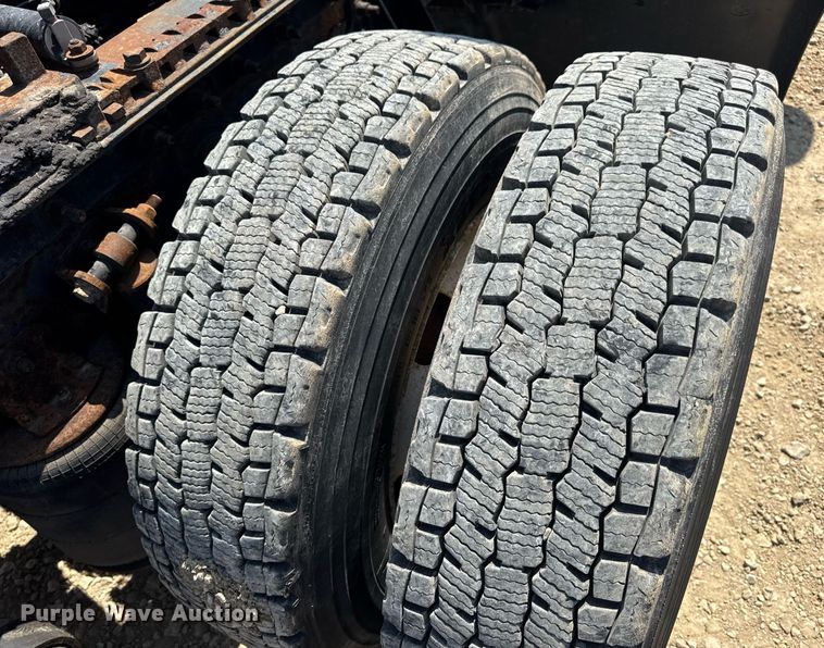 image for item DV4218 2007 International 9200i semi truck