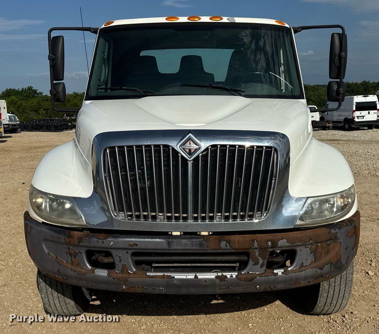 image for item DV4222 2007 International 4300 truck cab and chassis