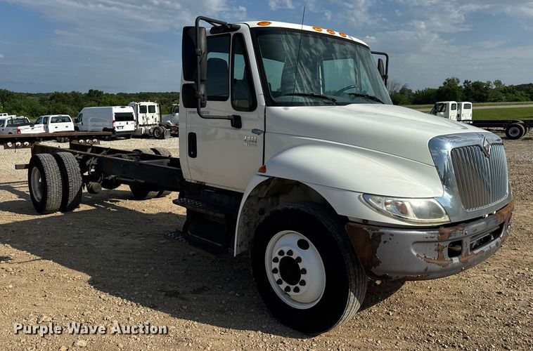 image for item DV4222 2007 International 4300 truck cab and chassis
