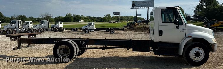image for item DV4222 2007 International 4300 truck cab and chassis