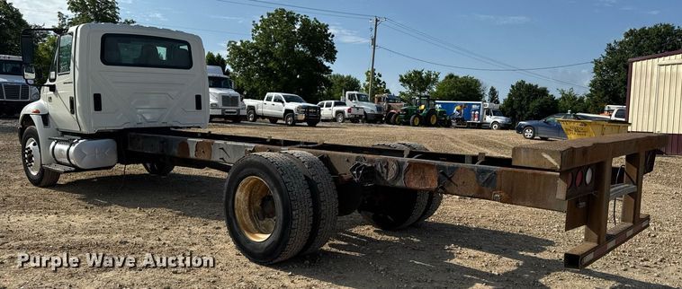 image for item DV4222 2007 International 4300 truck cab and chassis