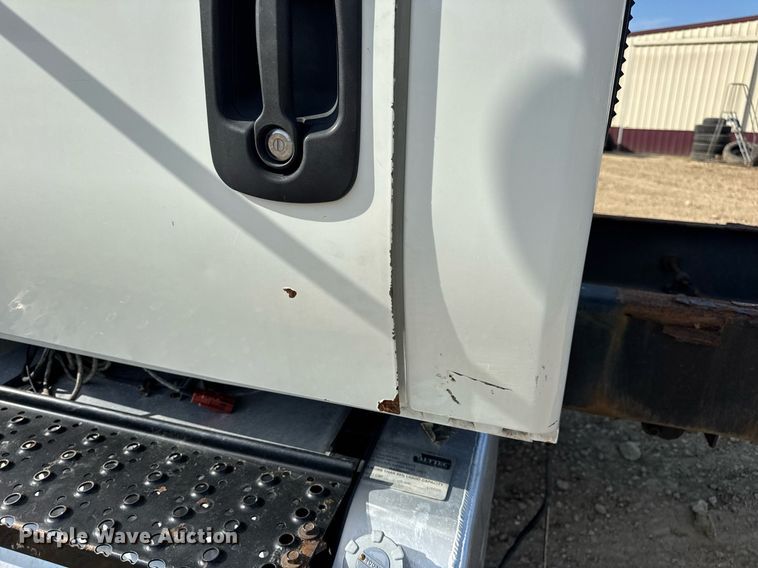 image for item DV4222 2007 International 4300 truck cab and chassis