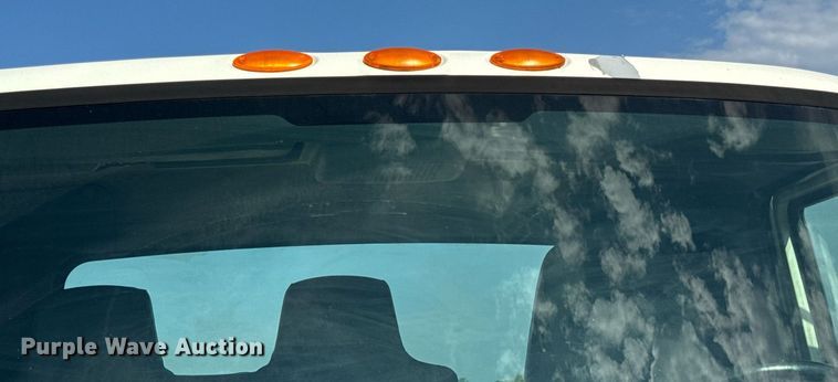 image for item DV4222 2007 International 4300 truck cab and chassis