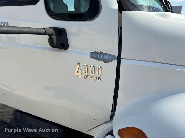 image for item DV4222 2007 International 4300 truck cab and chassis