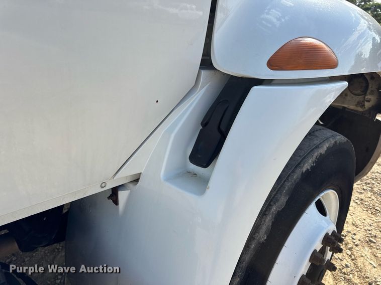 image for item DV4222 2007 International 4300 truck cab and chassis