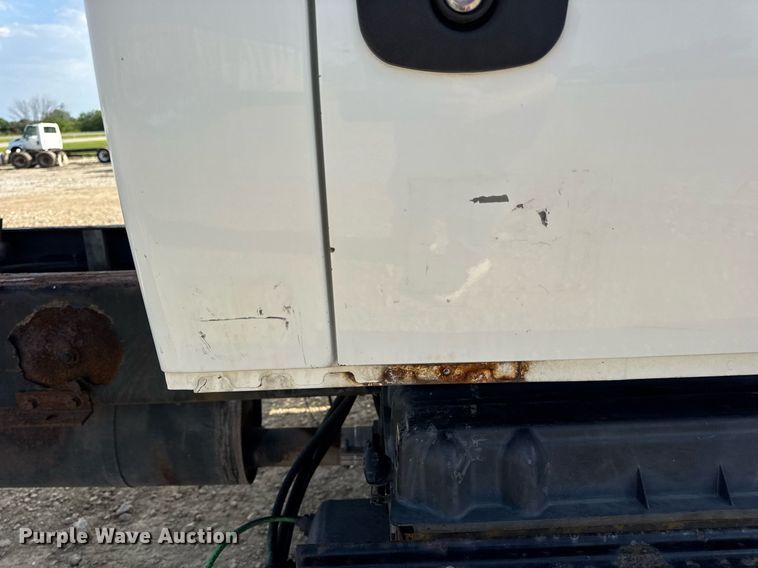 image for item DV4222 2007 International 4300 truck cab and chassis