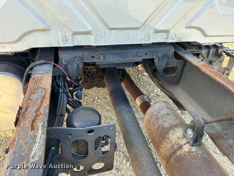 image for item DV4222 2007 International 4300 truck cab and chassis