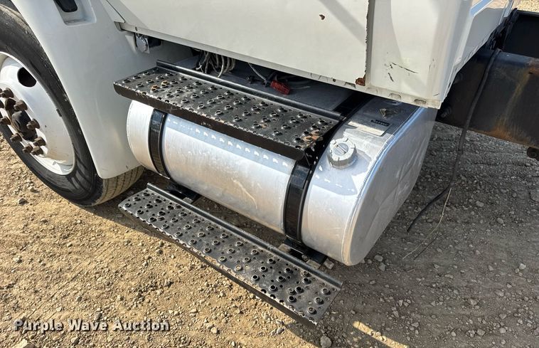 image for item DV4222 2007 International 4300 truck cab and chassis