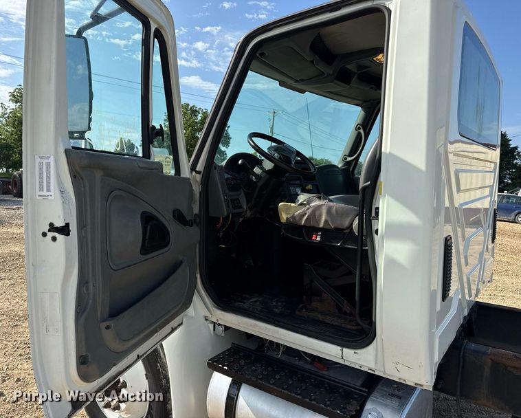 image for item DV4222 2007 International 4300 truck cab and chassis