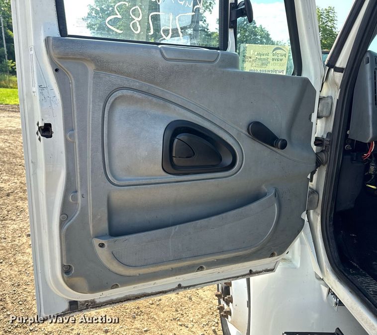 image for item DV4222 2007 International 4300 truck cab and chassis