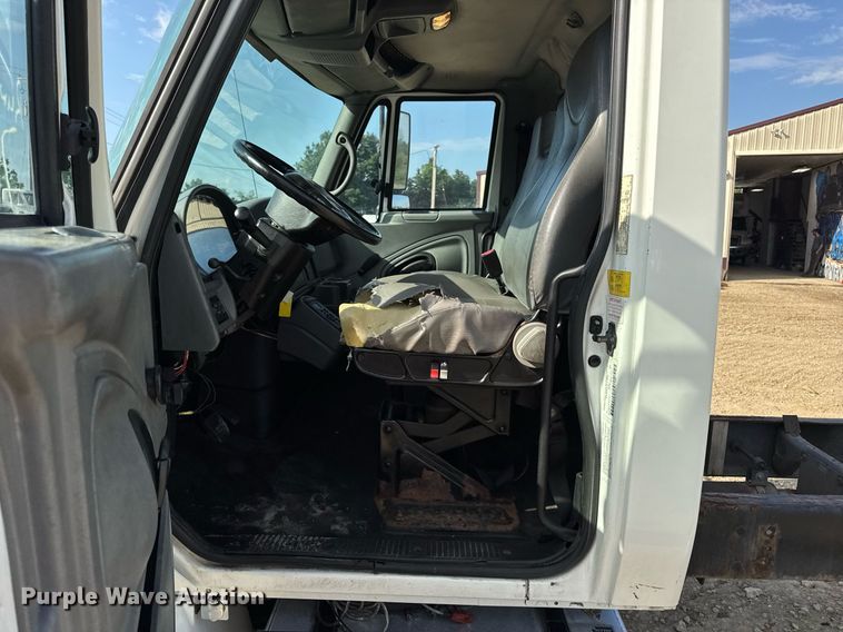 image for item DV4222 2007 International 4300 truck cab and chassis