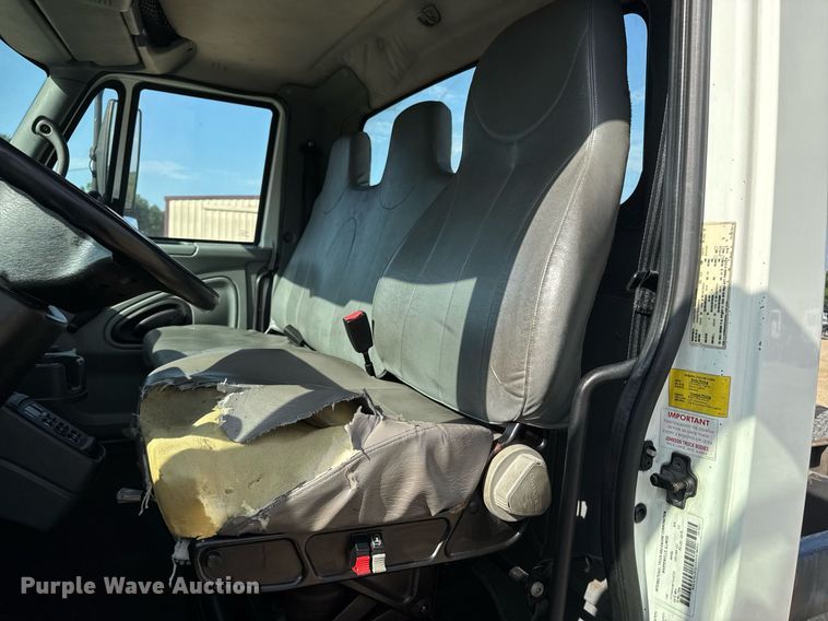 image for item DV4222 2007 International 4300 truck cab and chassis