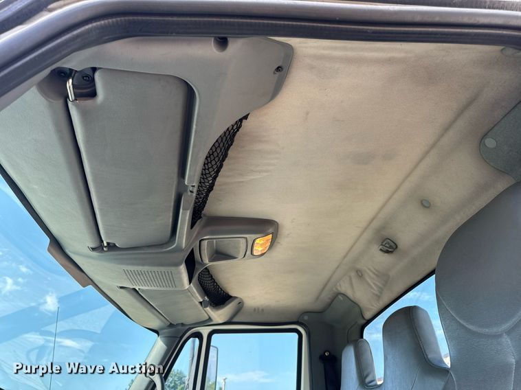 image for item DV4222 2007 International 4300 truck cab and chassis