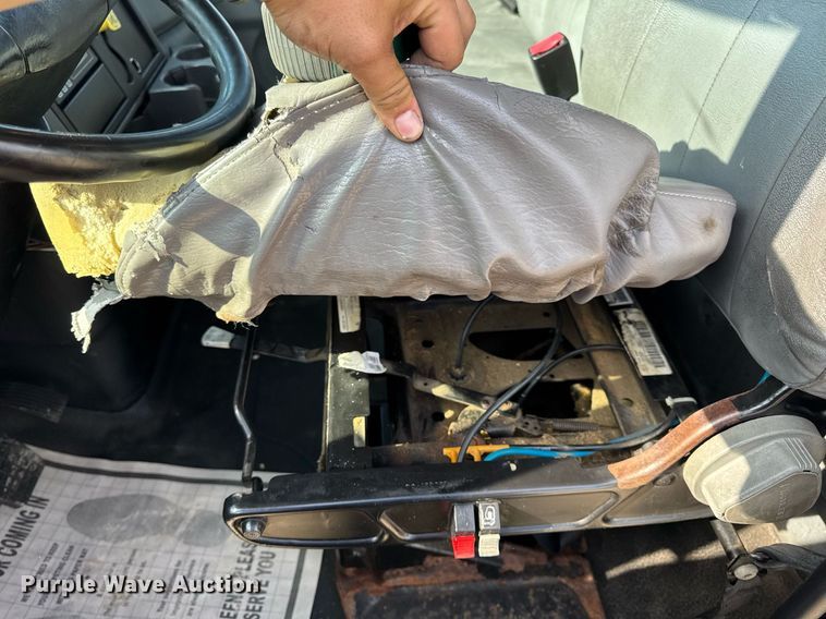 image for item DV4222 2007 International 4300 truck cab and chassis