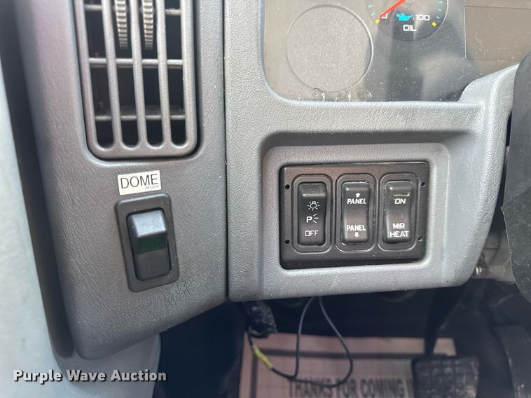 image for item DV4222 2007 International 4300 truck cab and chassis