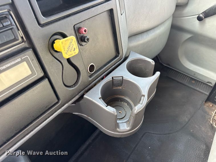 image for item DV4222 2007 International 4300 truck cab and chassis