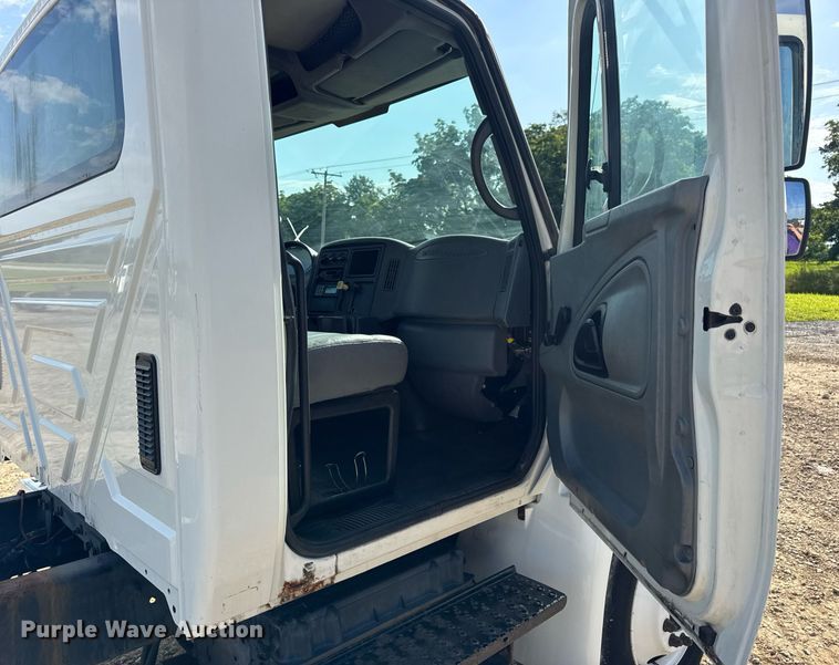 image for item DV4222 2007 International 4300 truck cab and chassis