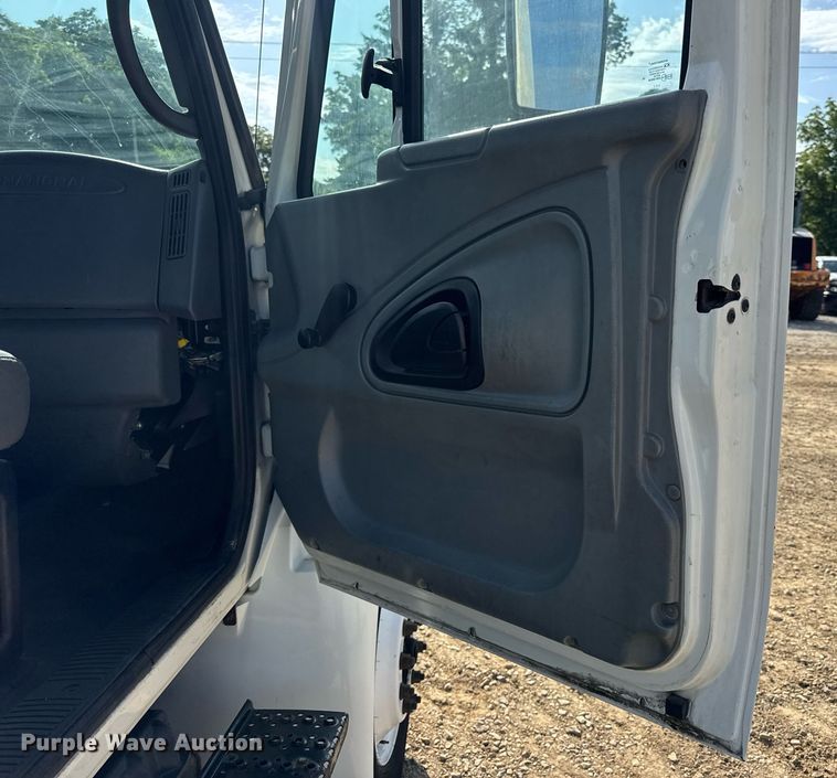 image for item DV4222 2007 International 4300 truck cab and chassis