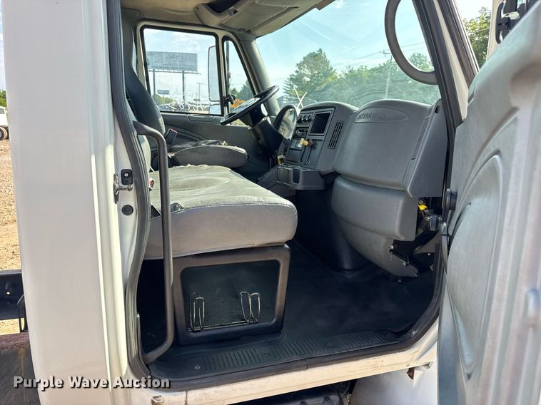 image for item DV4222 2007 International 4300 truck cab and chassis