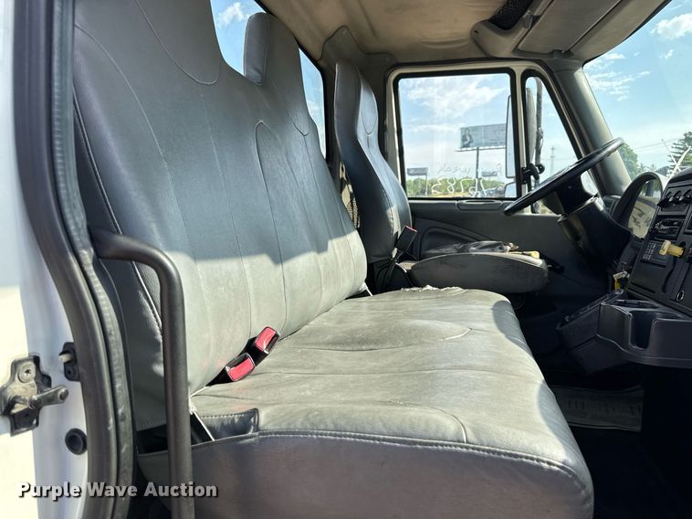 image for item DV4222 2007 International 4300 truck cab and chassis