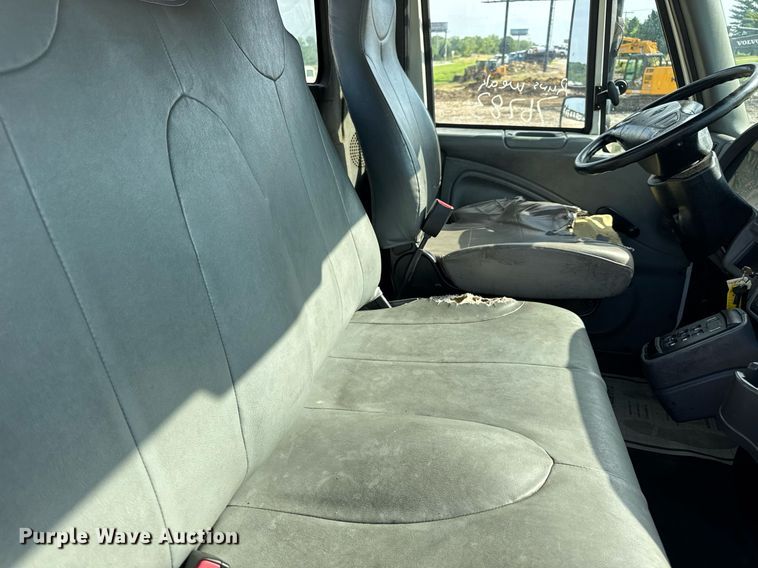 image for item DV4222 2007 International 4300 truck cab and chassis