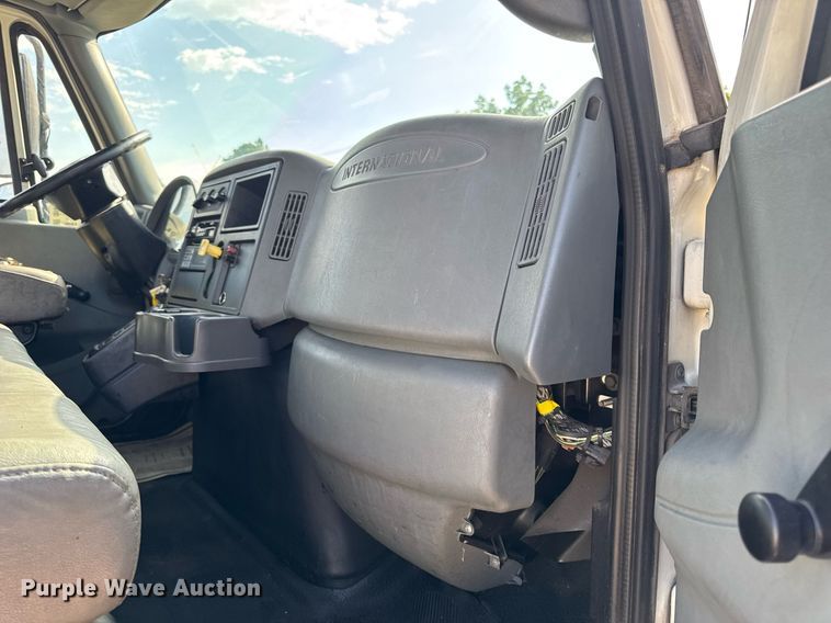 image for item DV4222 2007 International 4300 truck cab and chassis