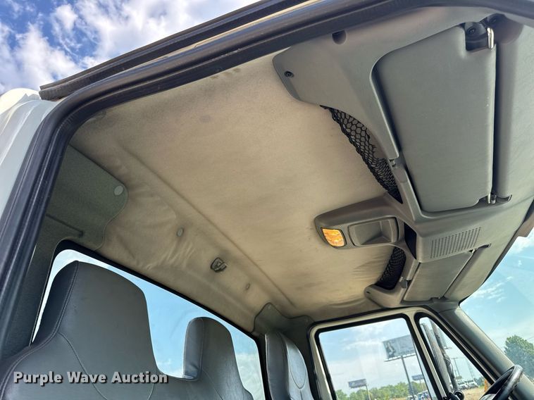 image for item DV4222 2007 International 4300 truck cab and chassis