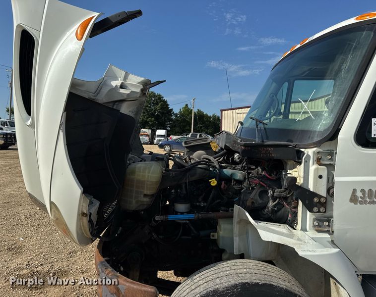 image for item DV4222 2007 International 4300 truck cab and chassis