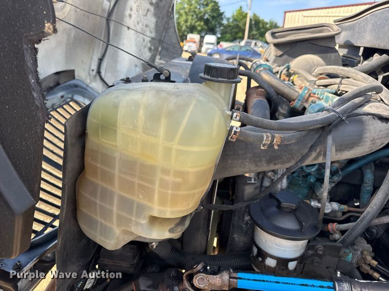 image for item DV4222 2007 International 4300 truck cab and chassis