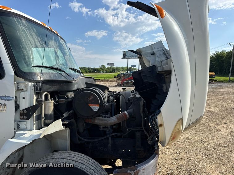 image for item DV4222 2007 International 4300 truck cab and chassis