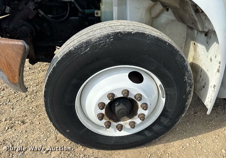 image for item DV4222 2007 International 4300 truck cab and chassis