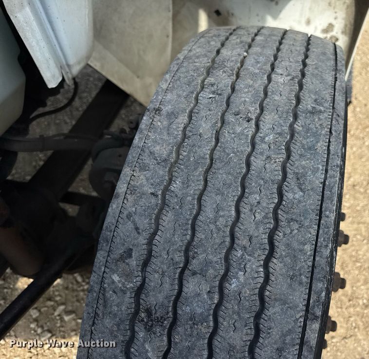 image for item DV4222 2007 International 4300 truck cab and chassis