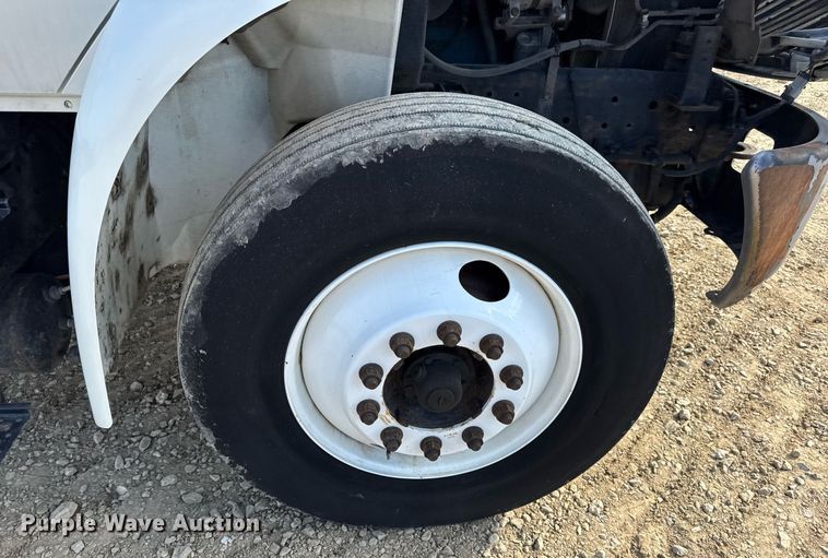 image for item DV4222 2007 International 4300 truck cab and chassis