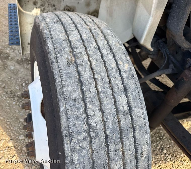 image for item DV4222 2007 International 4300 truck cab and chassis