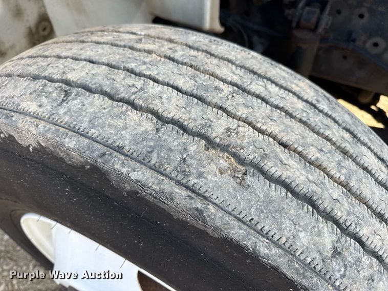 image for item DV4222 2007 International 4300 truck cab and chassis