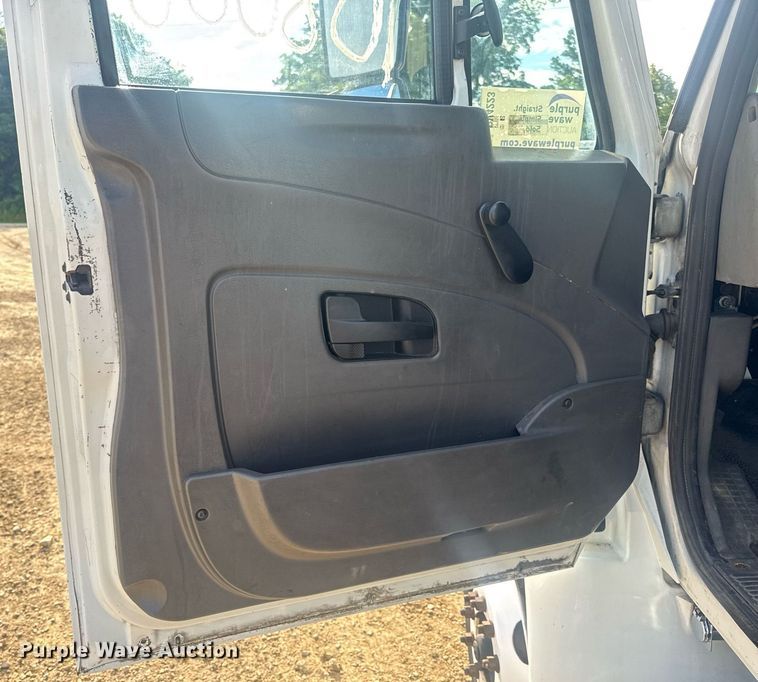 image for item DV4223 2010 International DuraStar 4300 truck cab and chassis