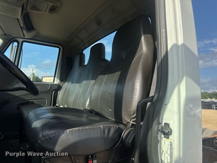 image for item DV4223 2010 International DuraStar 4300 truck cab and chassis