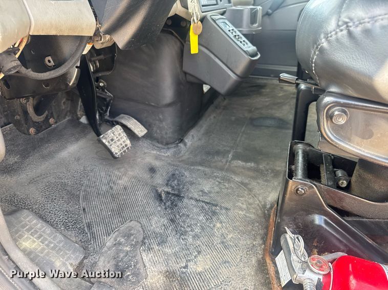 image for item DV4223 2010 International DuraStar 4300 truck cab and chassis