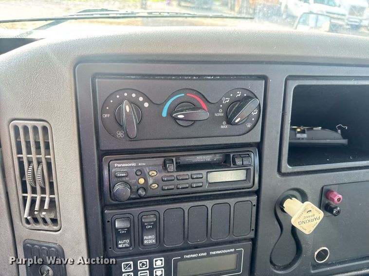 image for item DV4223 2010 International DuraStar 4300 truck cab and chassis